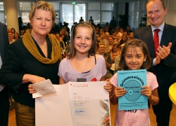Schulmisterin Löhrmann überreicht Emma und Laura die Urkunde